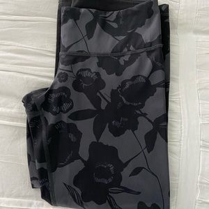 cropped flower lululemon leggings! size 6